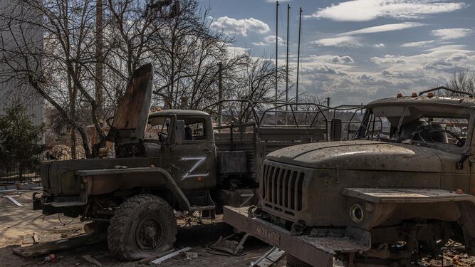 Vehículos militares rusos destrozados junto a la estación de tren donde las fuerzas rusas estaban estacionadas