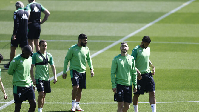 William Carvalho, Guardado, fekir, Guido y Willian José, en un momento previo al comienzo del entrenamiento de ayer en el estadio Benito Villamarín.