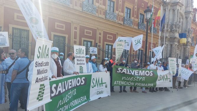 Nueva concentración del Sindicato Médico Andaluz ante el Palacio de San Telmo.