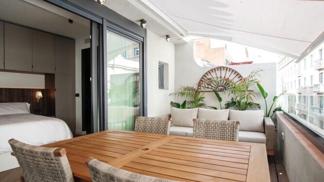 En Sevilla, las terrazas se han convertido en un espacio habitable más, donde se come, se descansa o hace deporte.