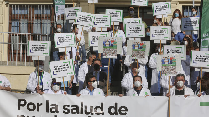 Protesta de sanitarios a las puertas del Hospital Regional de Málaga.