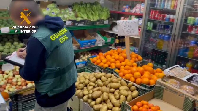 La Guardia Civil inspecciona el bazar donde se vendía la fruta robada.