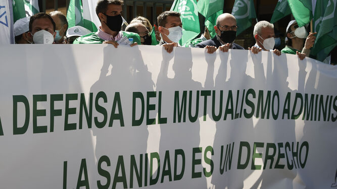 Un momento de la concentración de  CSIF y Jupol en Madrid para protestar por los recortes sanitarios que han sufrido los cuadros médicos y centros sanitarios.