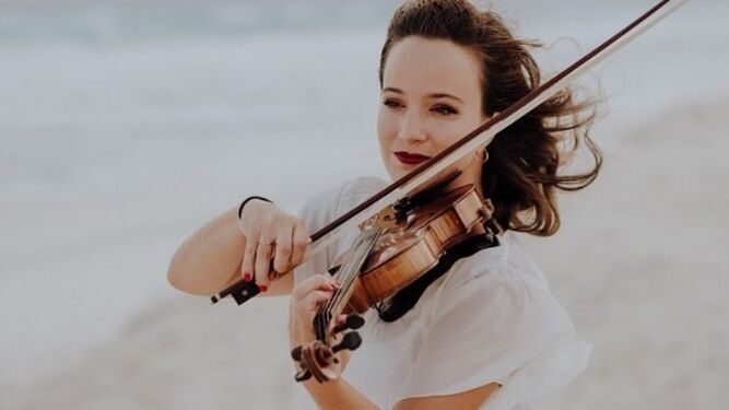 Rocío Medina suele acompañar con su violín a diferentes artistas del panorama nacional