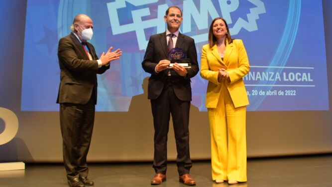 José Luis Trapero, gerente de Hidralia,  y la alcaldesa de San Fernando, Patricia Cavada, recogen el premio de manos del presidente de la FAMP, Fernando Rodríguez Villalobos.