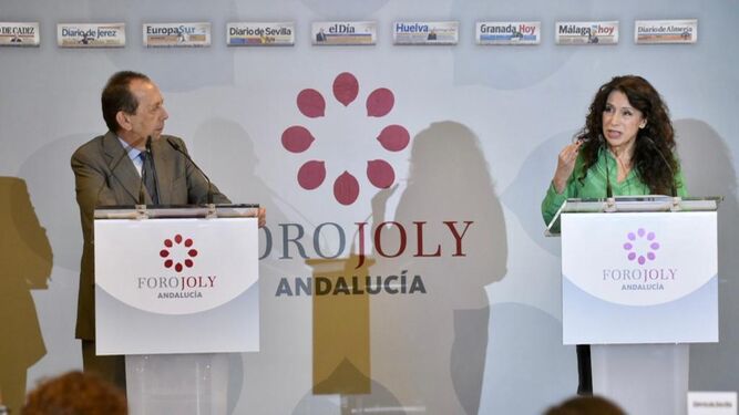 Rocío Ruiz, junto a José Antonio Carrizosa, en un momento del Foro Joly celebrado este miércoles en Sevilla.