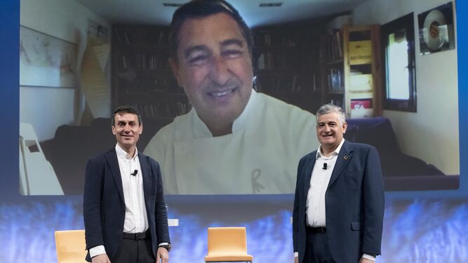 Alberto Cano (BBVA), Joan Roca (El celler de Can Roca, en pantalla) y Fernando García de la Cruz (aceites García de la Cruz)