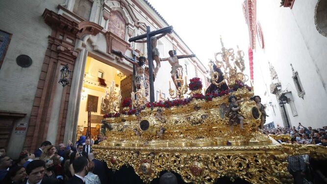 El Cristo de la Conversión sale de la Capilla de Montserrat al mando de los Villanueva.