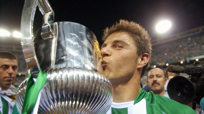 Joaquín besa la Copa del Rey en 2005 tras conquistarla el Betis en el Vicente Calderón.
