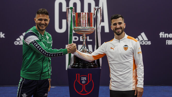 Joaquín y Gayá se saludan con la Copa del Rey detrás en el Estadio de la Cartuja.