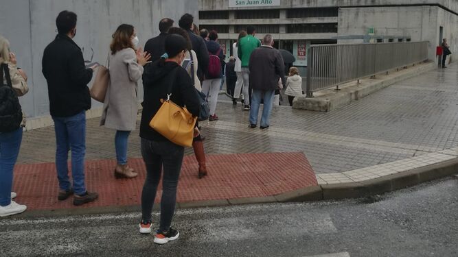 La cola de personas para acceder a la estación del Metro de Santa Juan Alto tras la incidencia.