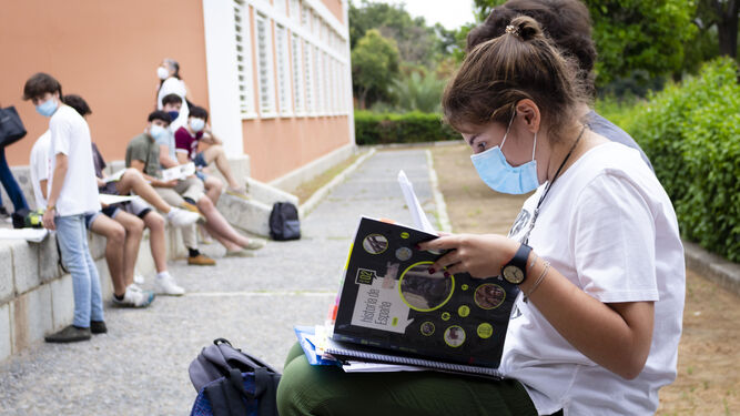 Una estudiante con mascarilla en el campus de la Olavide.