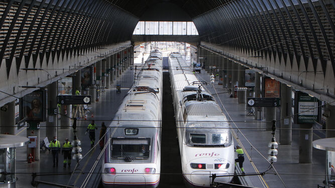 Dos trenes en la estación de Santa Justa.