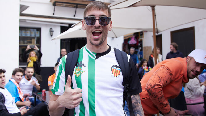 Un aficionado con las camisetas del Betis y Valencia.