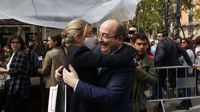 El ministro de Cultura, Miquel Iceta, se abraza con la vicepresidenta segunda, Yolanda Díaz, en Barcelona.