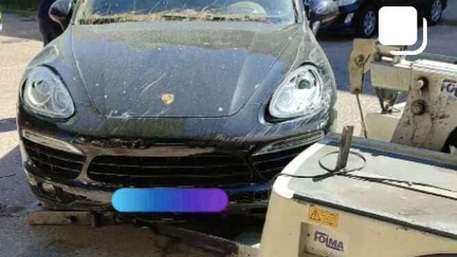 El vehículo, un Porsche Cayenne, circulaba con placas falsas