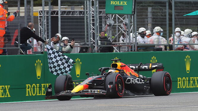 Verstappen pasa con su Red Bull por la línea de meta