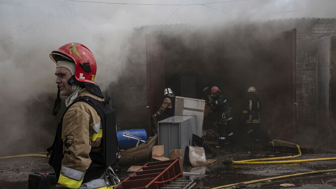 Los bomberos trataban de sofocar las llamas en un incendio tras un bombardeo en la ciudad ucraniana de Jarkov.