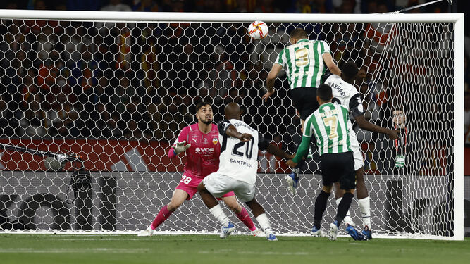 Borja Iglesias remata de certerísimo cabezazo para hacer el 1-0.