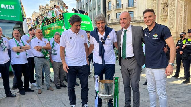 El presidente del Betis, Ángel Haro;  el entrenador del equipo, Manuel Pellegrini;  el alcalde de Sevilla, Antonio Muñoz, y el capitán, Joaquín, junto a la Copa del Rey ante el Ayuntamiento.