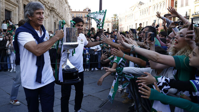 Manuel Pellegrini porta el trofeo de Campeón junto al presidente.
