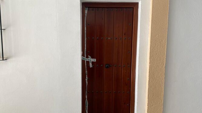La puerta de la casa en la que ocurrieron los hechos, precintada por la Guardia Civil.