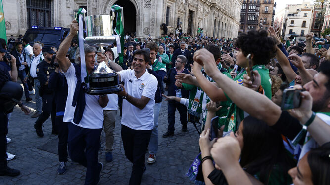 Ángel Haro porta la Copa del Rey junto a Pellegrini.