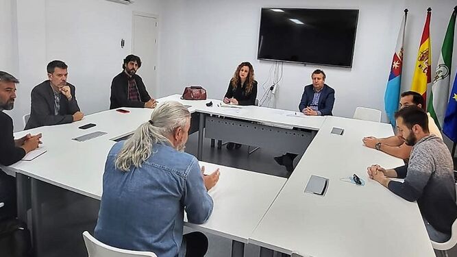 Dirigentes de CCOO con el alcalde de La Rinconada sobre la situación de la plantilla del hangar de Ryanair en Sevilla.