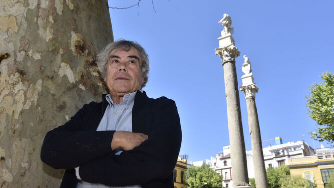 Salvador Compán delante de las conocidas columnas de la Alameda de Hércules, donde vive desde hace 30 años.