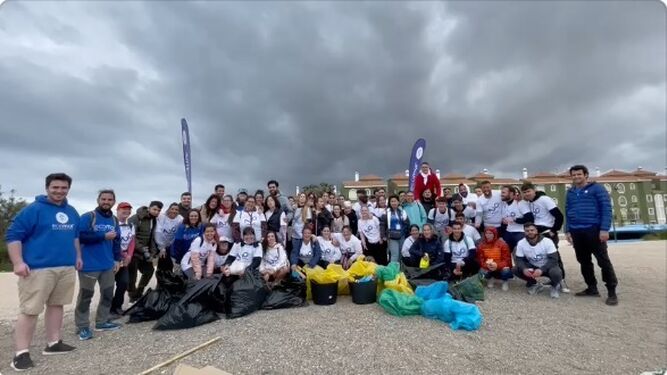 Profesores y alumnos de los centros Cesur tras la recogida de residuos.
