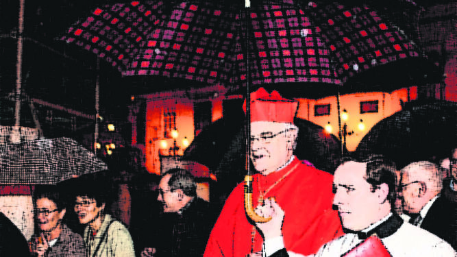 El hermano Pablo protege con el paraguas al cardenal Amigo