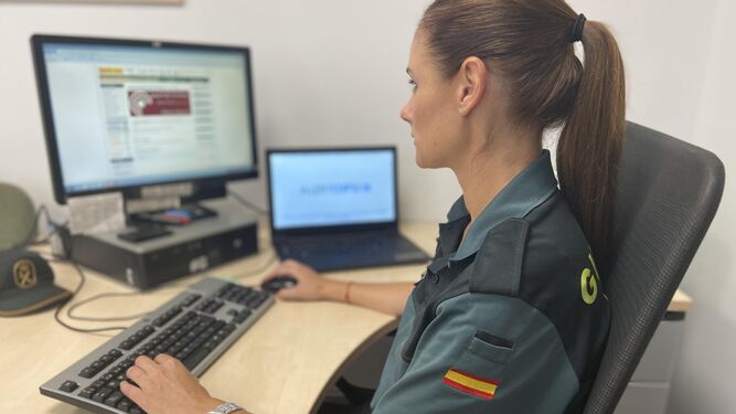 Una agente de la Guardia Civil trabaja en un ordenador.