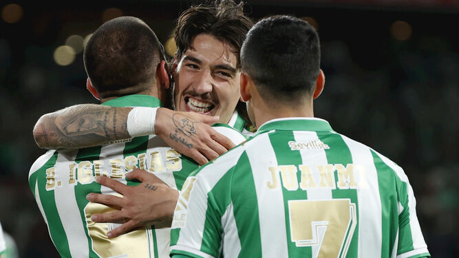 Bellerín abraza a Borja Iglesias, en presencia de Juanmi, tras el 1-0 ante el Valencia.