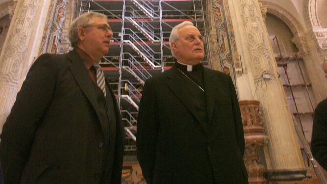 El cardenal Amigo con el arquitecto Fernando Mendoza en la iglesia del Salvador.