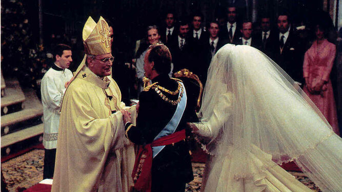 El arzobispo Carlos Amigo Vallejo recibe al rey Juan Carlos y a su hija, la infanta Elena, en el altar mayor de la Catedral.