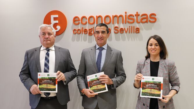 Eduardo Rodríguez Mejías, Francisco J. Tato Jiménez y María del Carmen Delgado López en la presentación del Barómetro..