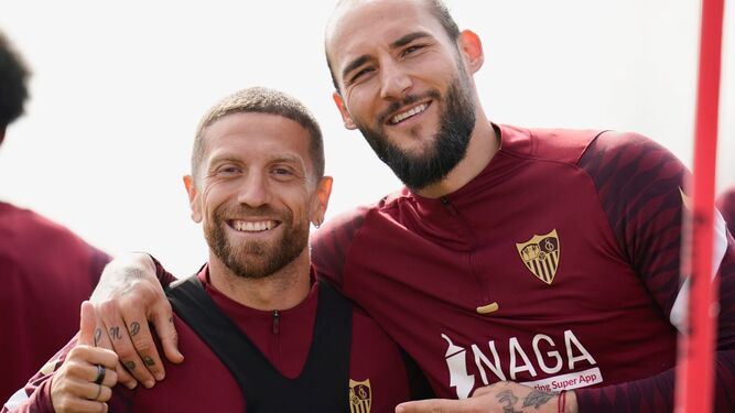 Papu Gómez y Gudelj, muy sonrientes ante el fotógrafo oficial del Sevilla.