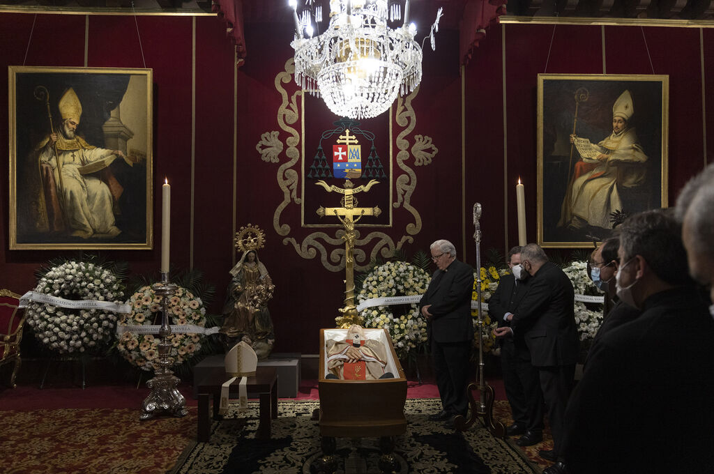El velatorio del cardenal Carlos Amigo en el Palacio Arzobispal, todas las im&aacute;genes