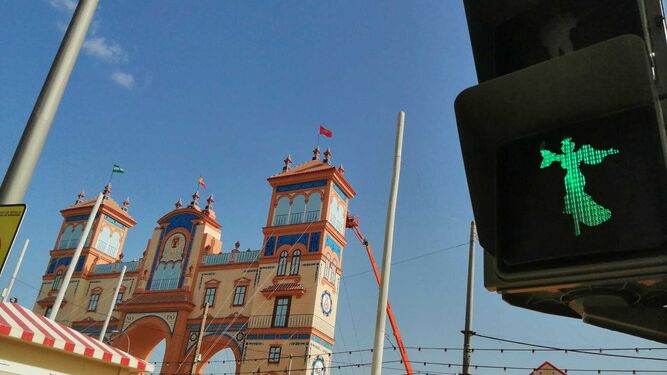 Seis semáforos próximos a la Feria de Sevilla lucen un 'look' de lo más flamenco.