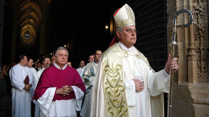 El cardenal Amigo en una procesión de la Virgen de los Reyes.