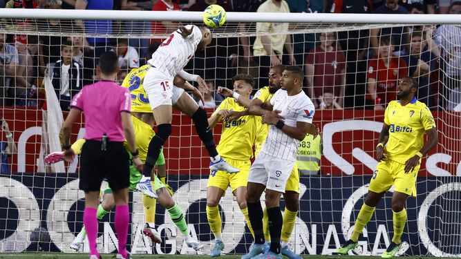 En-Nesyri cabecea a gol después de que el balón diera en el hombro de Luis Hernández.