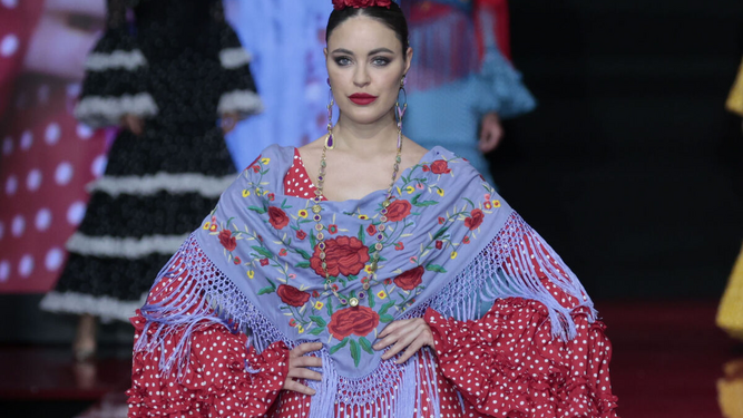 Cómo llevar el mantoncillo con el traje de flamenca de forma original esta Feria de Abril.