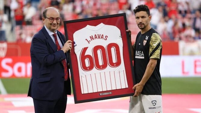 José Castro le entrega a Jesús Navas el cuadro con la camiseta que señala su récord.