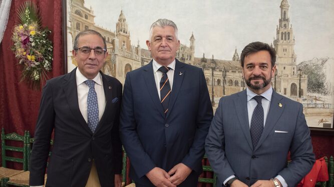 José Rodríguez, jefe de la Fuerza Terrestre, con Miguel Ángel Castro, rector de la Universidad de Sevilla y Manuel Alejandro Cardenete, consejero de Educación y Deportes.