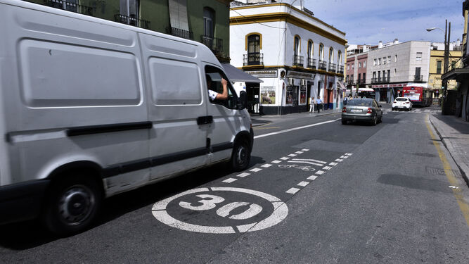 Vehículos en la Puerta Osario, con una señal de límite de velocidad a 30 km/h.
