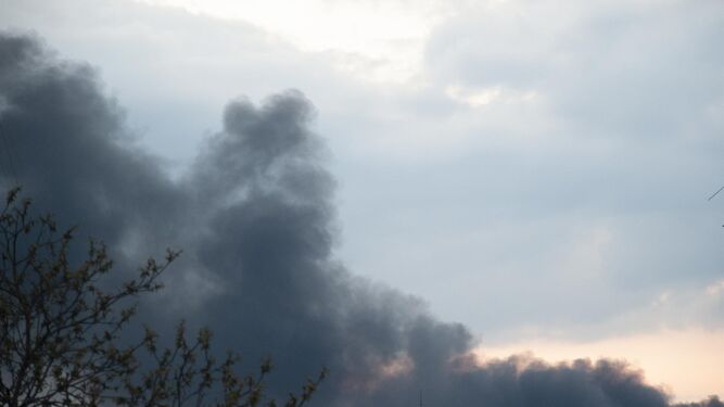 Una columna de humo se elevaba hacia el cielo en la ciudad ucraniana de Leópolis