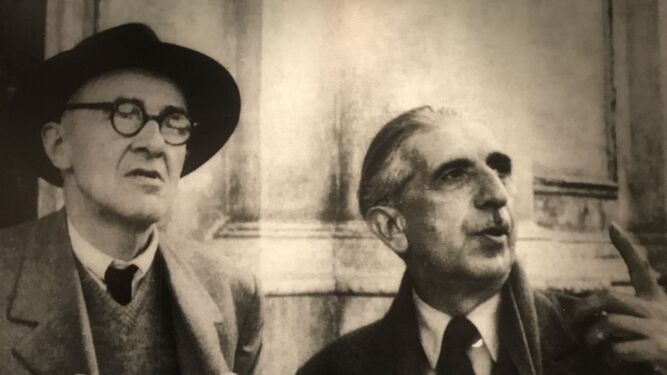 El pintor Giorgio Morandi, a la izquierda, junto al historiador del arte Roberto Longhi