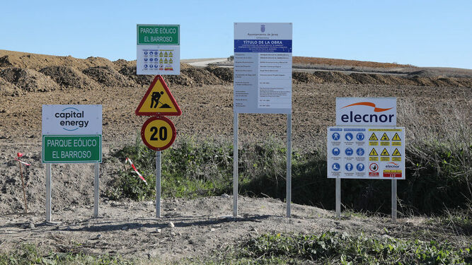 Carteles de las obras del parque eólico El Barroso, entre ellos el de la licencia municipal.