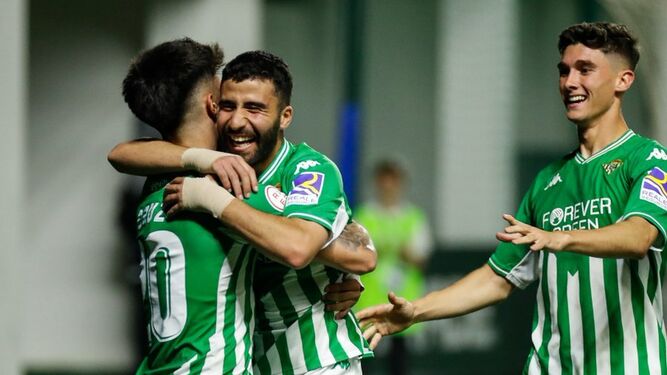Yassin Fekir celebra su gol con Juan Cruz.