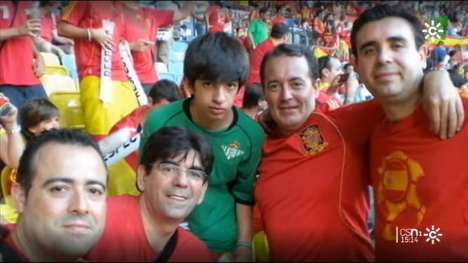 Santiago Roldán, abajo en el centro, con su hijo y compañeros de Canal Sur en Viena, en la Eurocopa 2008